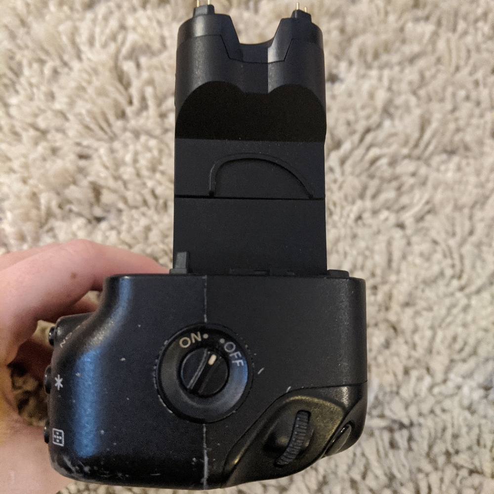 Canon Battery Grip - Picture 2 of 6